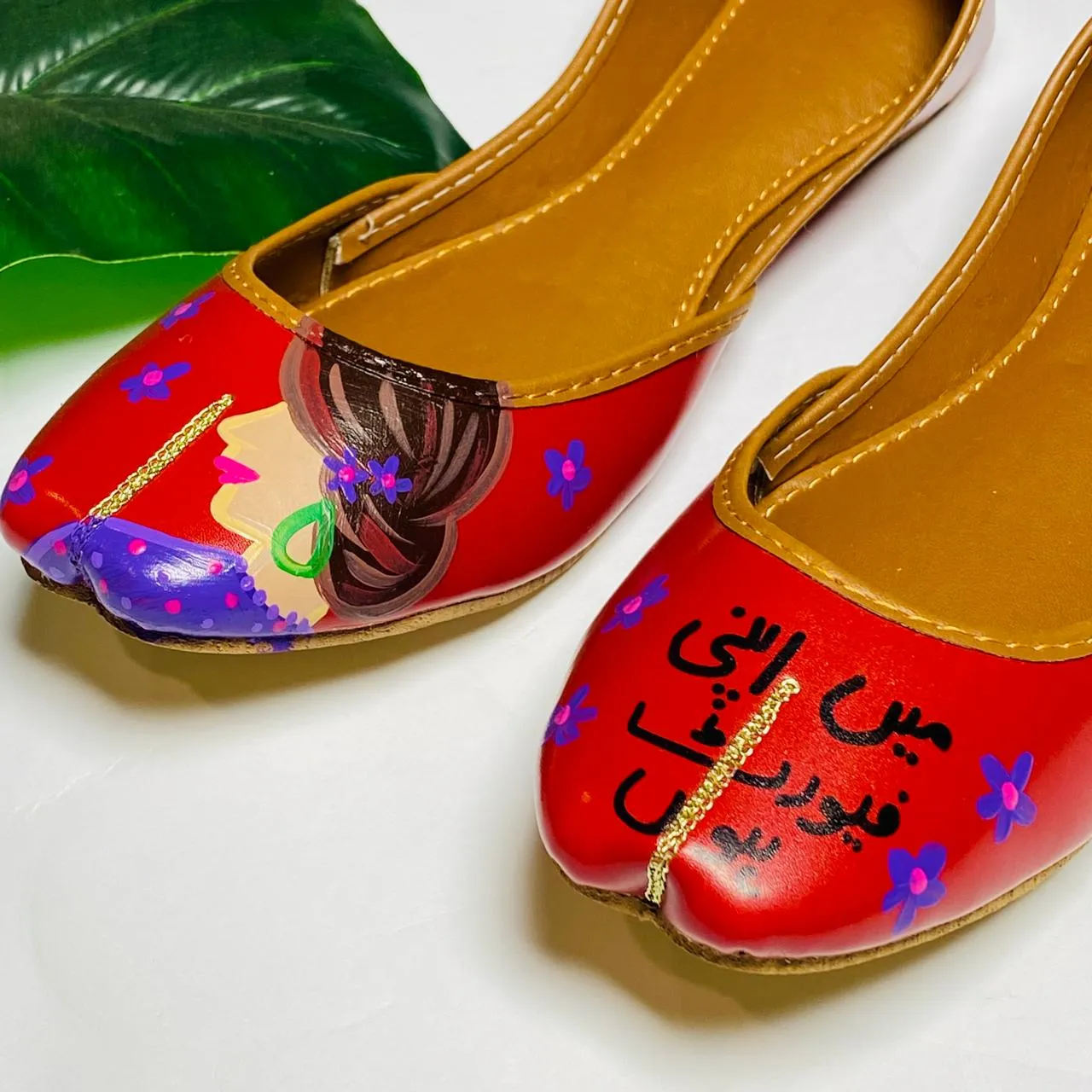 Main Apni Favourite Hoon Hand Painted khussa - Red